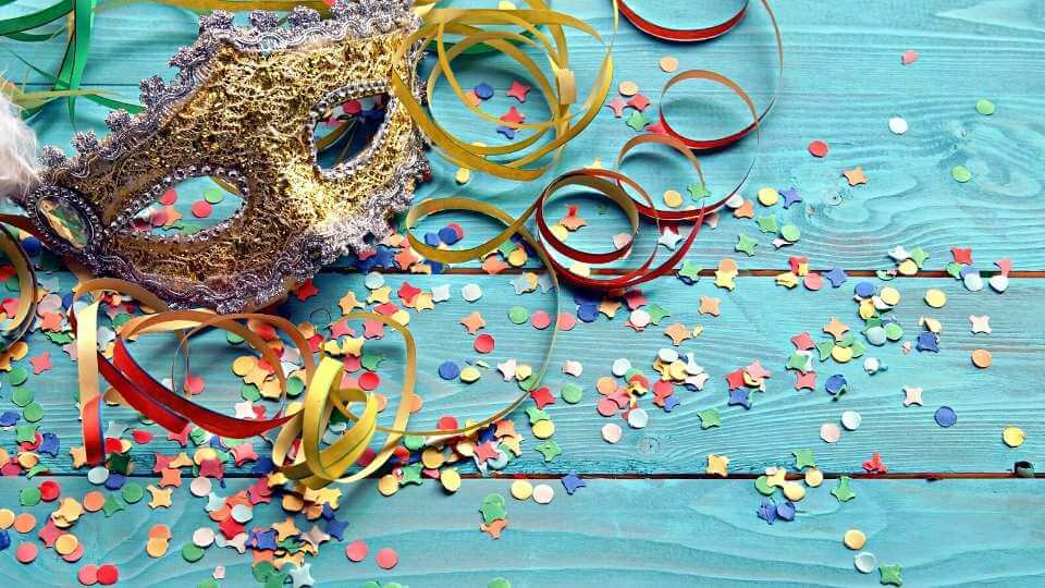 Maschere di carnevale, coriandoli e stelle filanti