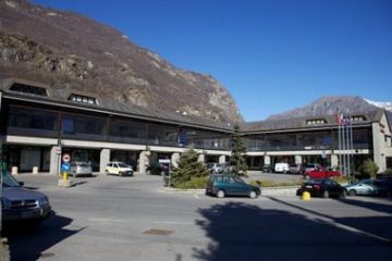Complesso ospitante le principali attività commerciali del paese, i principali servizi quali l'ufficio postale e la banca nonché il salone polifunzionale ed uffici privati. Si affaccia sulla piazza denominata "Armonia e Concordia".